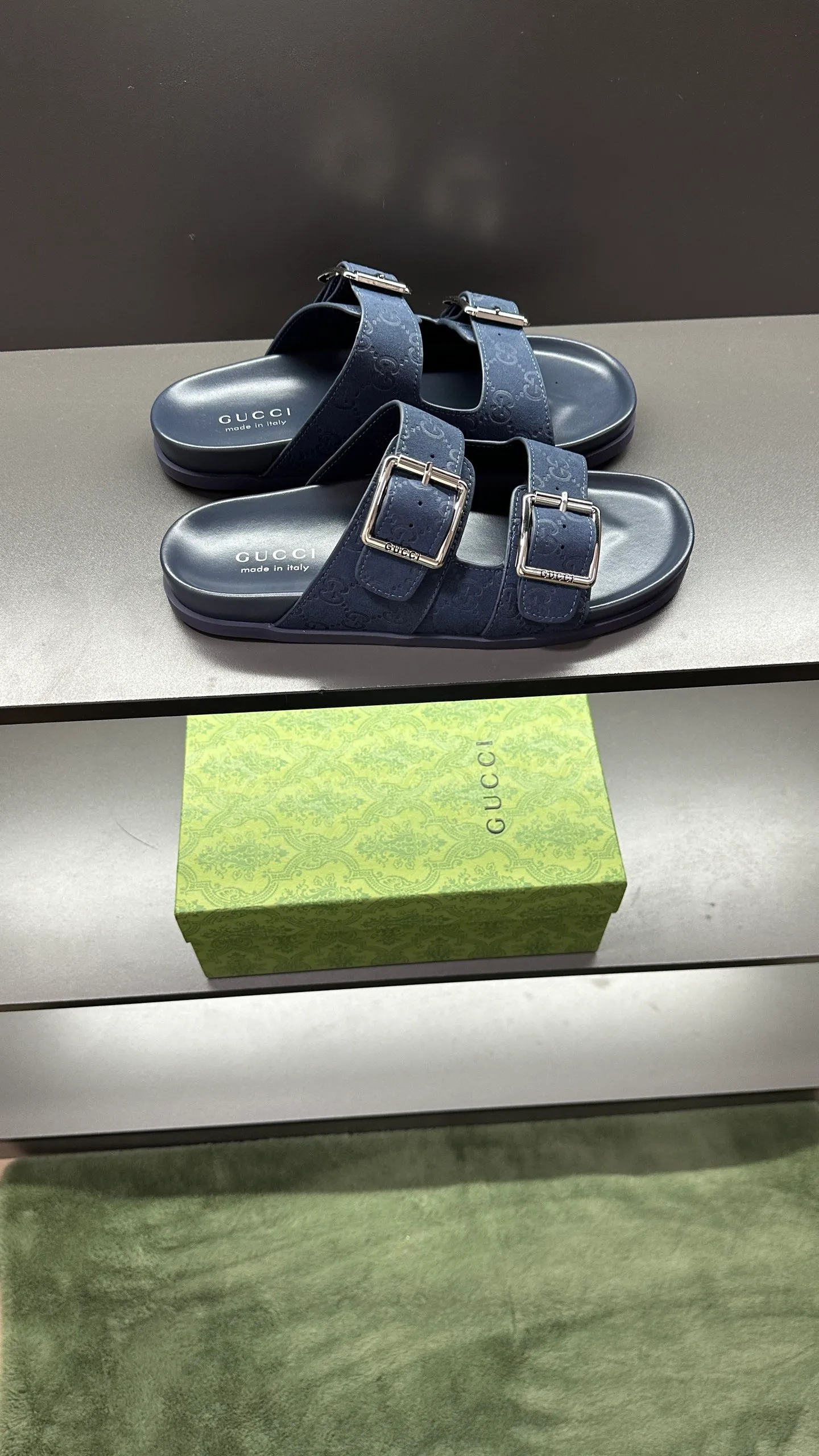 [G Home New Style] P: 320💰Men's size 39~45, (46. Customized) This slipper is made of GG polyester fiber and is decorated with a Gucci label on the front, which adds a striking logo feel to the style. "Gucci Made in Italy" stamped label Rubber sole Flat Made in Italy